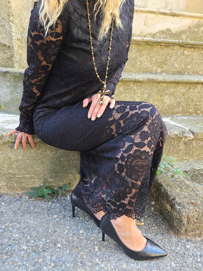 Robe longue noire en dentelle