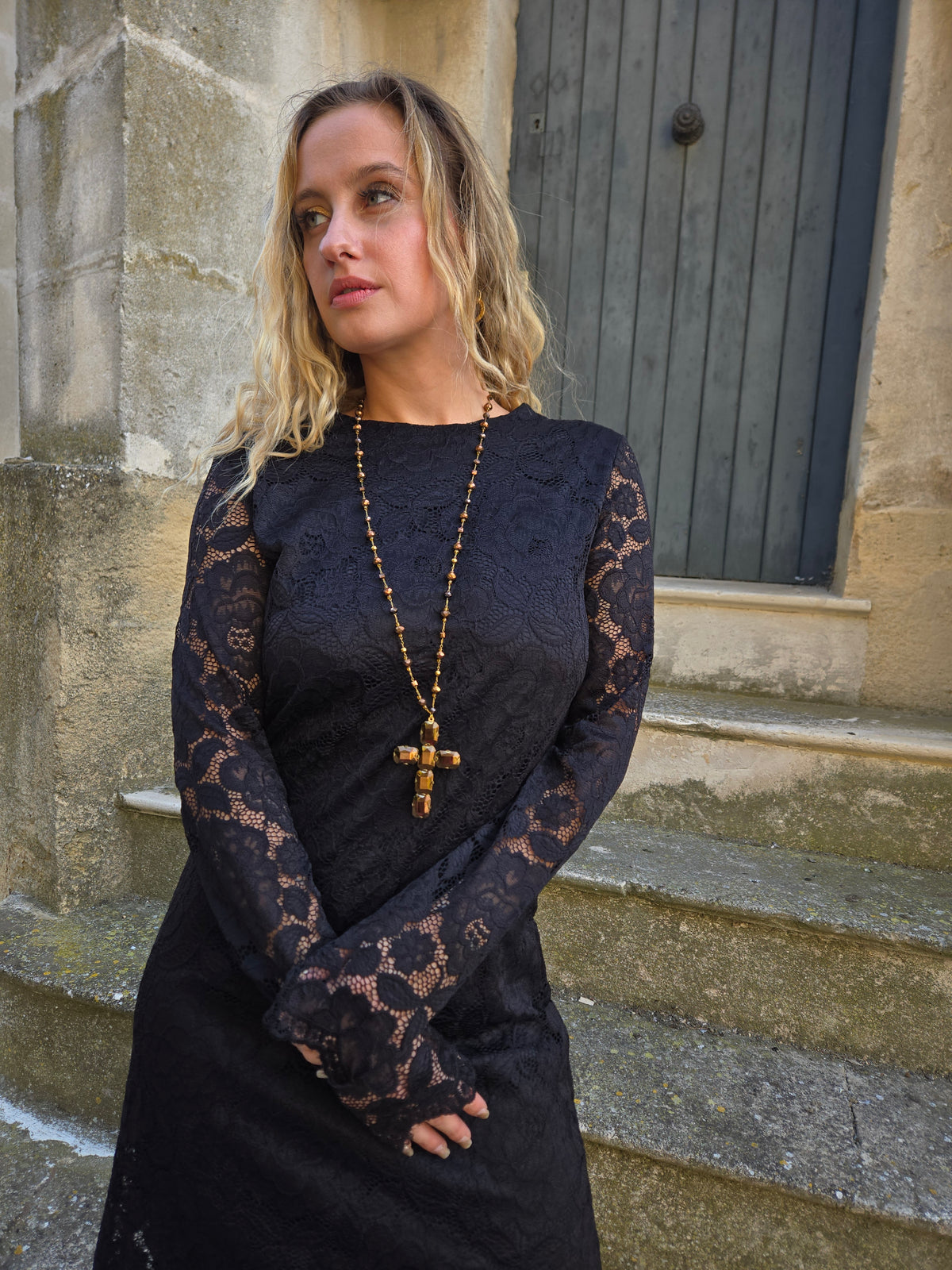 Robe longue noire en dentelle