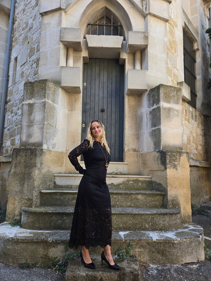 Robe longue noire en dentelle