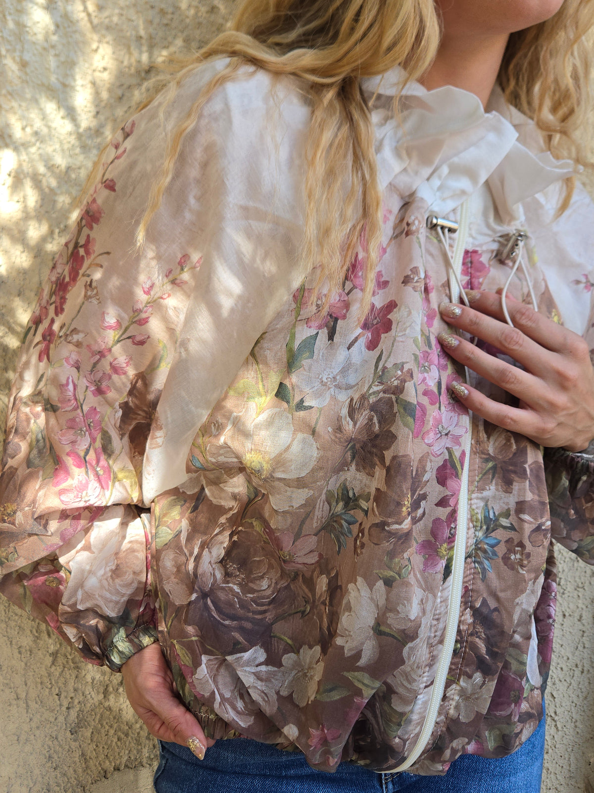 Blouson fleuri écru à col volanté