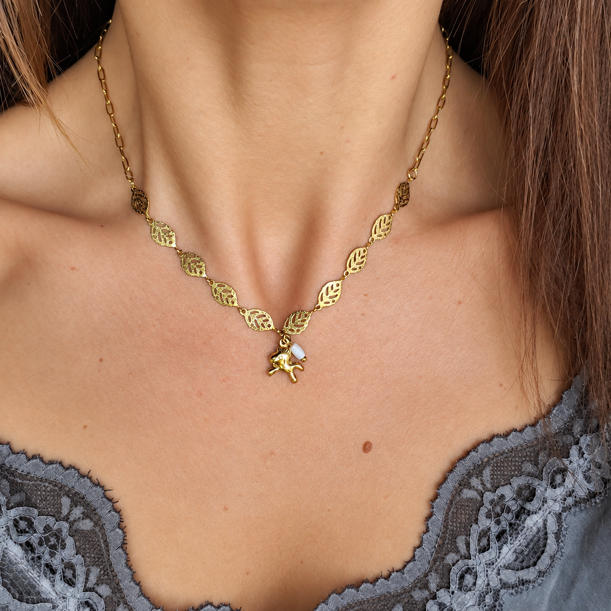 Collier feuilles et breloque - doré