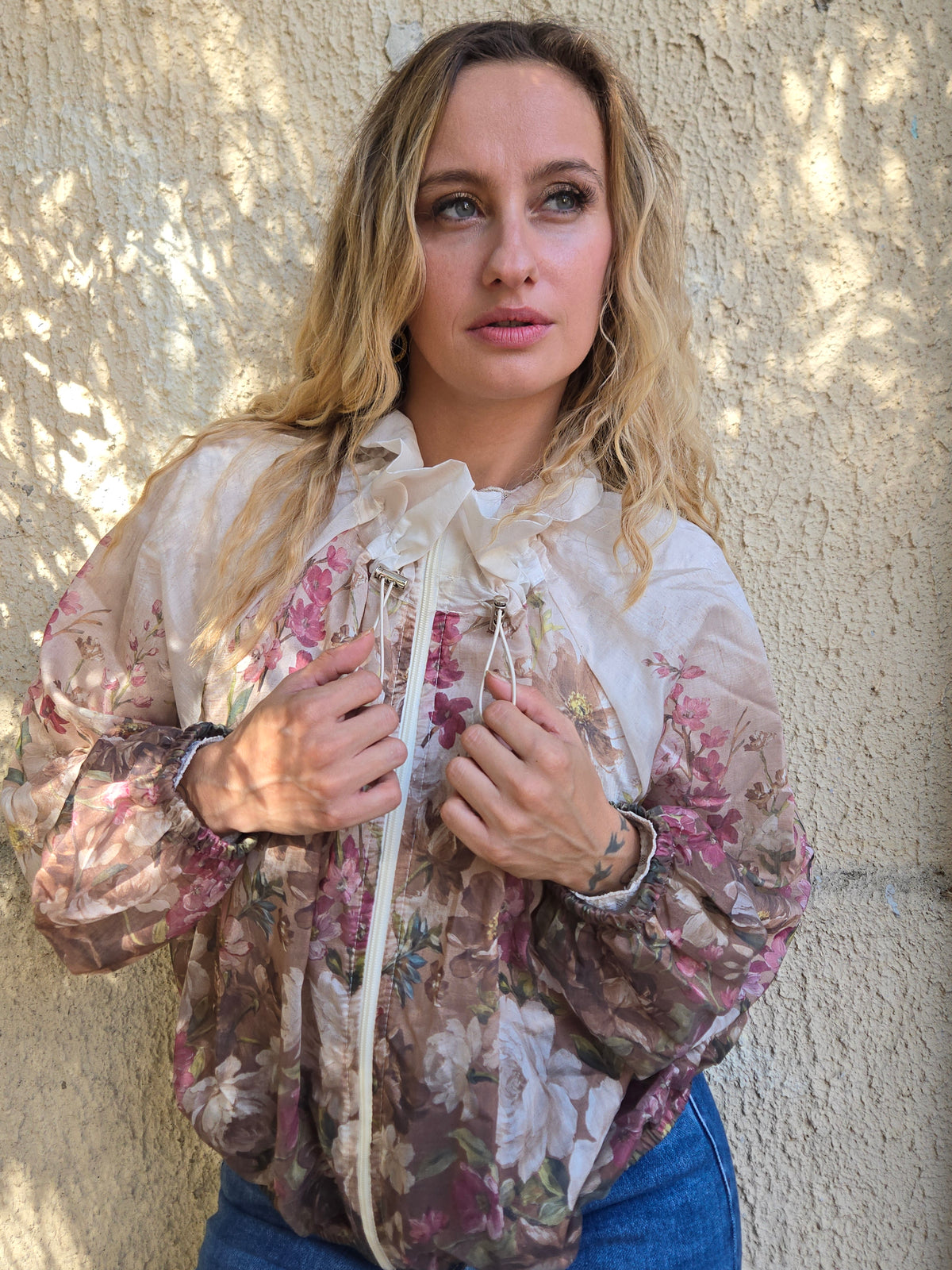 Blouson fleuri écru à col volanté