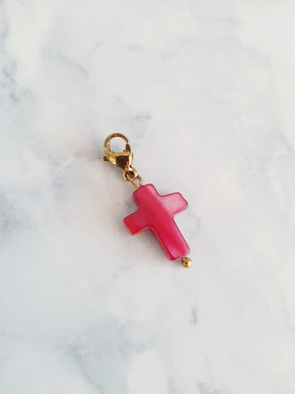 Charm croix rose