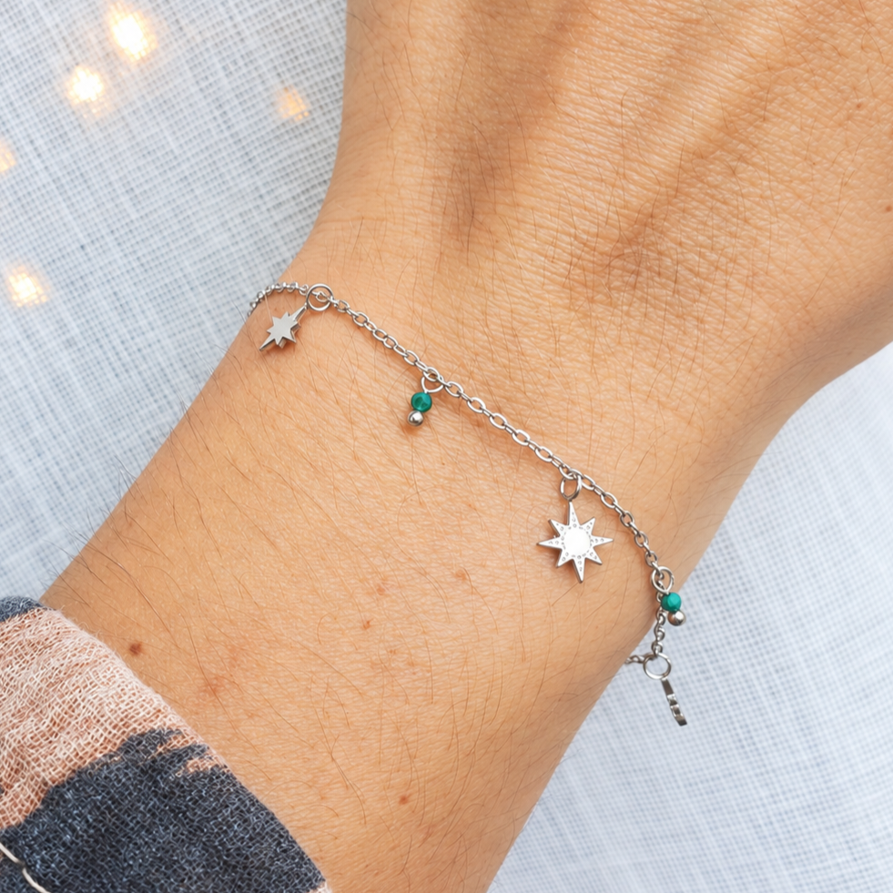 Bracelet étoiles et petites perles vertes - argenté