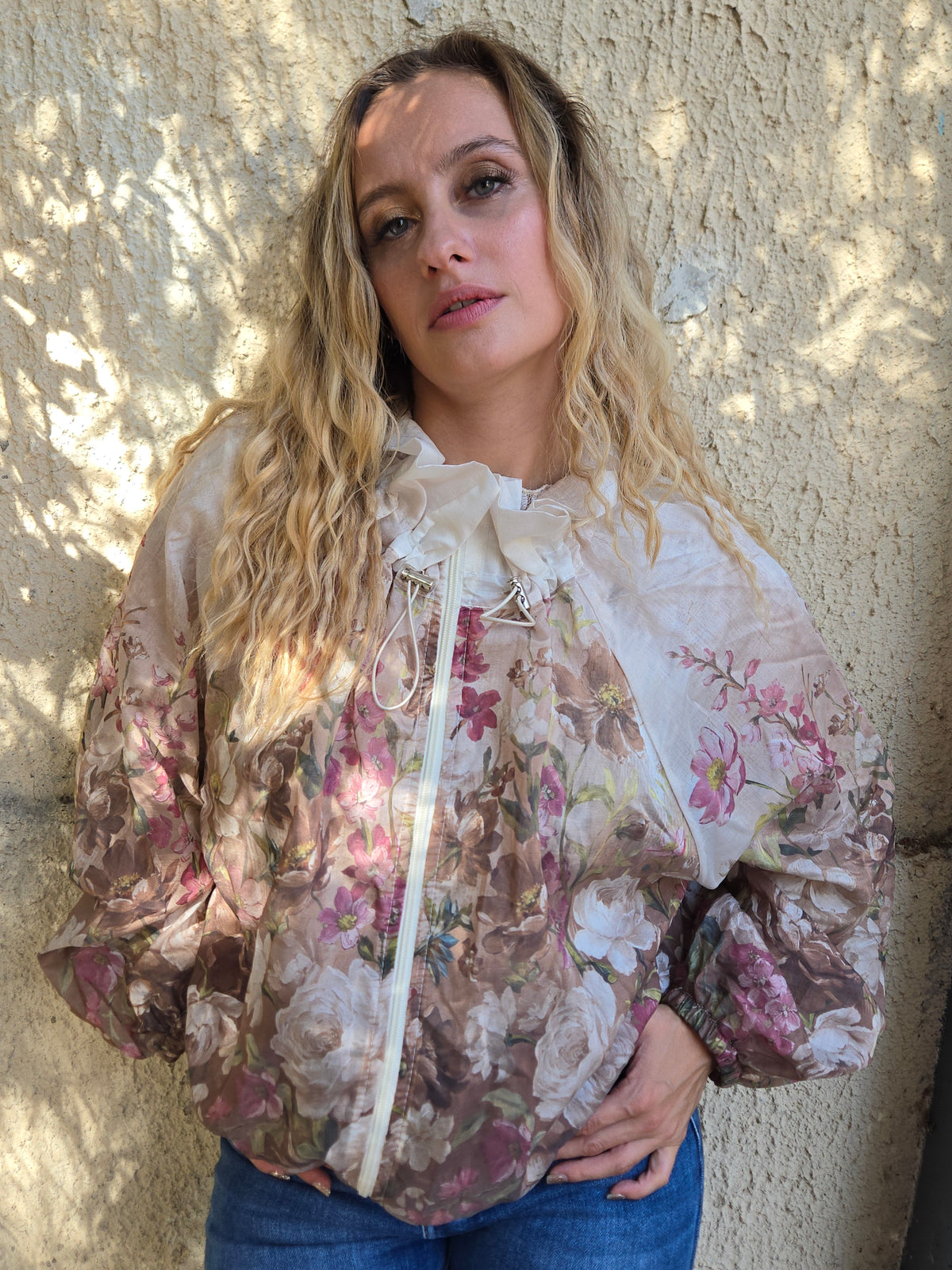 Blouson fleuri écru à col volanté