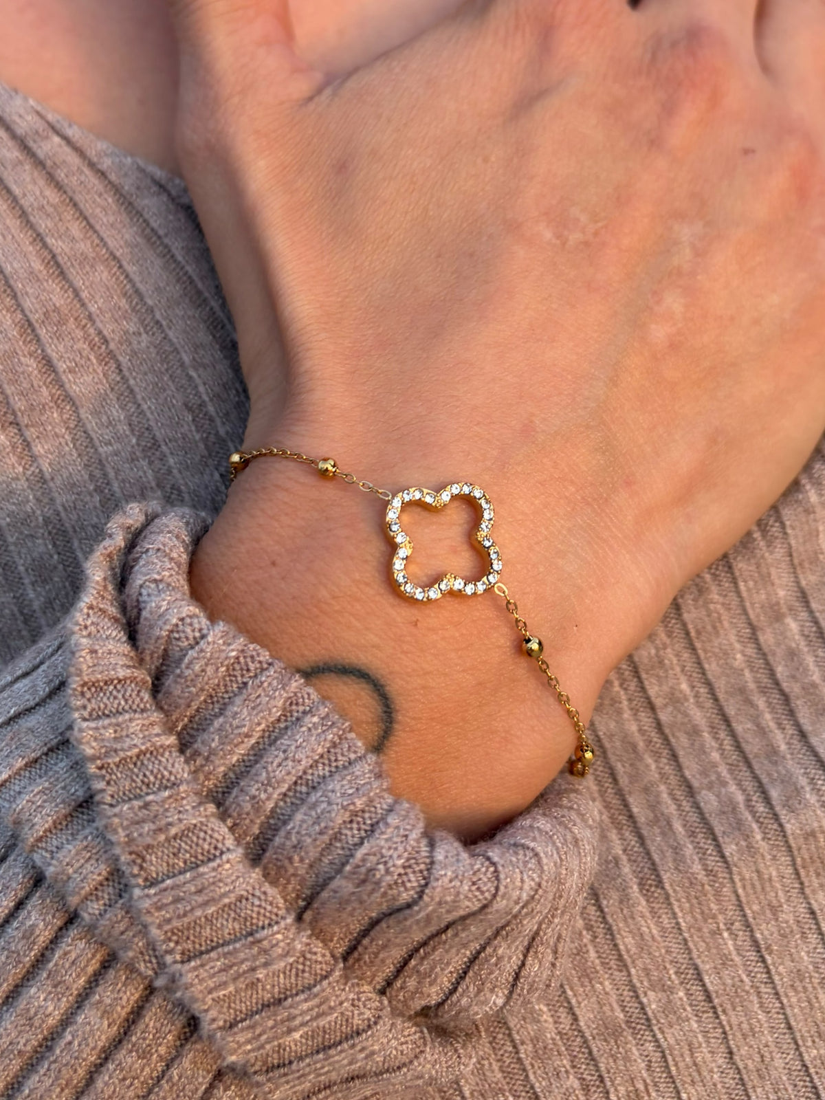Bracelet petites perles et trèfle zircons | doré