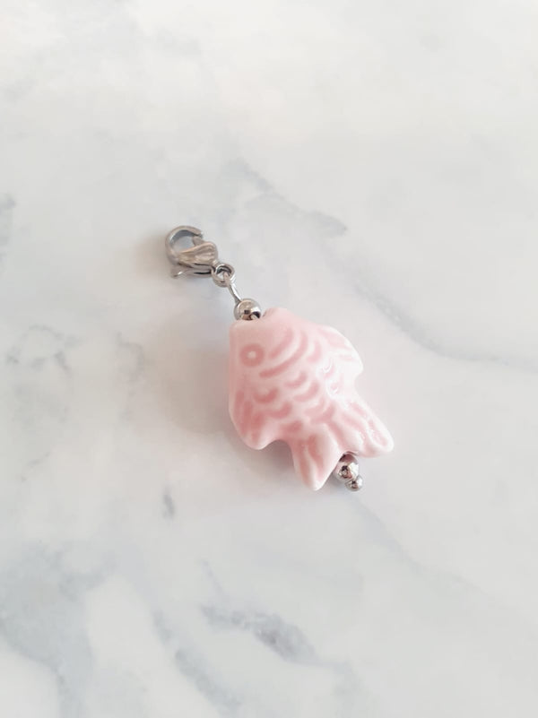 Charm poisson texturé - argenté | rose