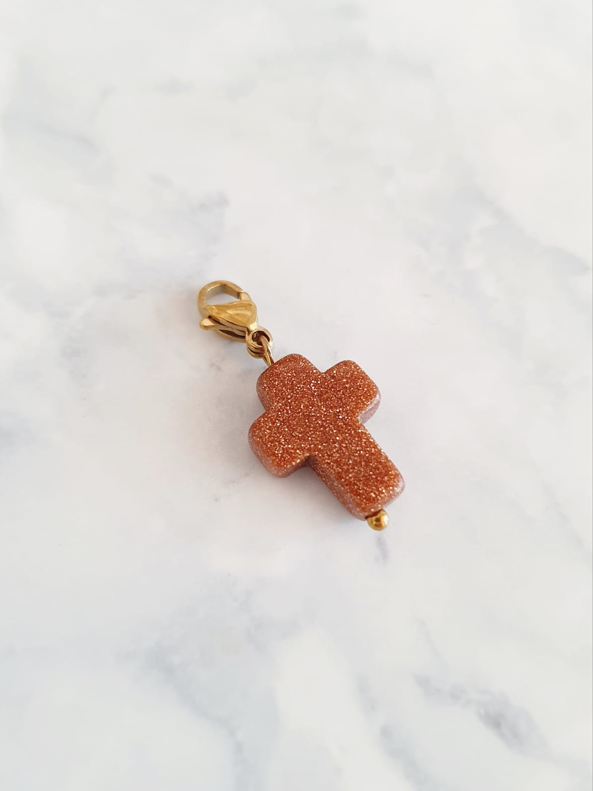 Charm croix marron pailletée - doré