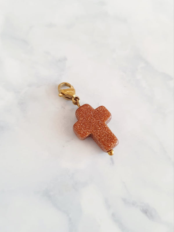 Charm croix marron pailletée - doré