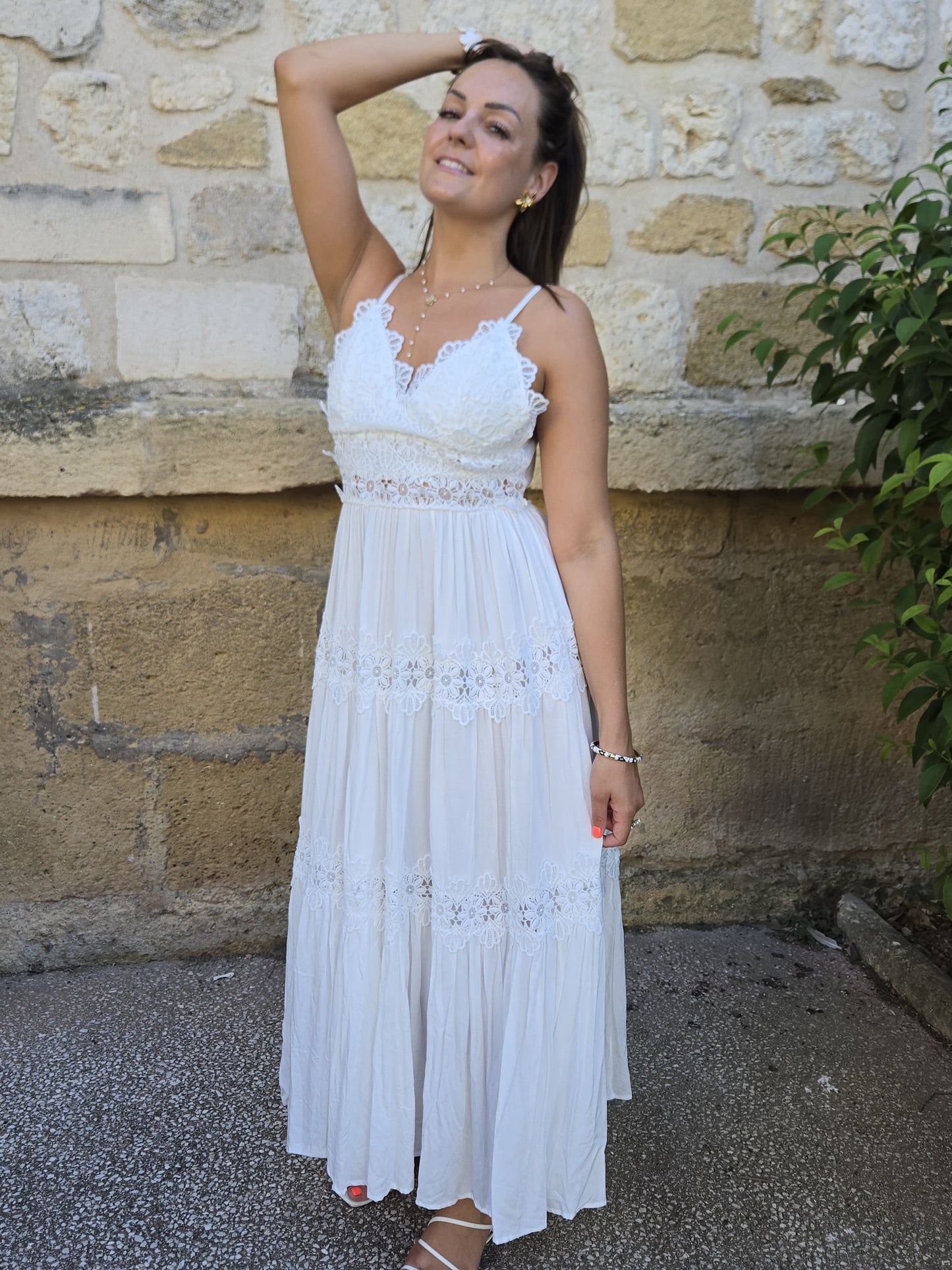 Robe longue en dentelles et dos nu - blanche