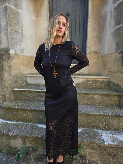 Robe longue noire en dentelle