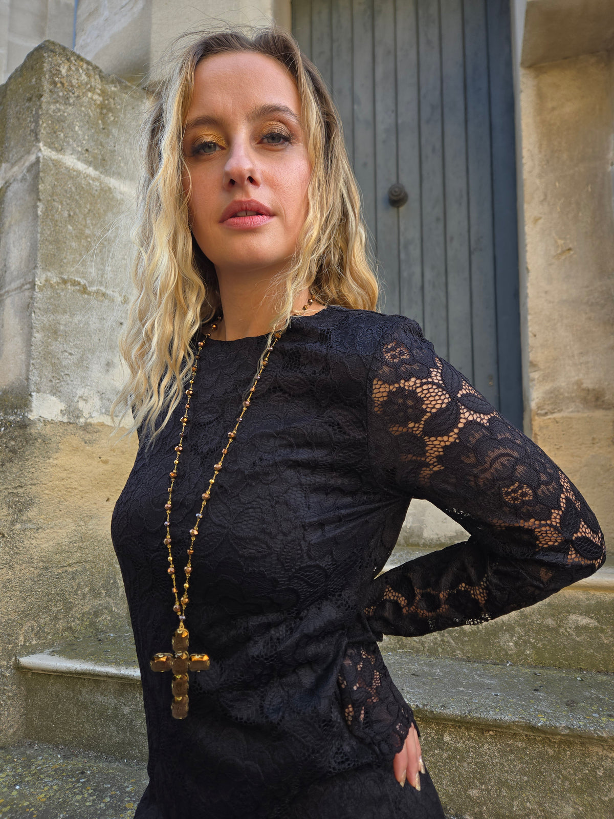 Robe longue noire en dentelle
