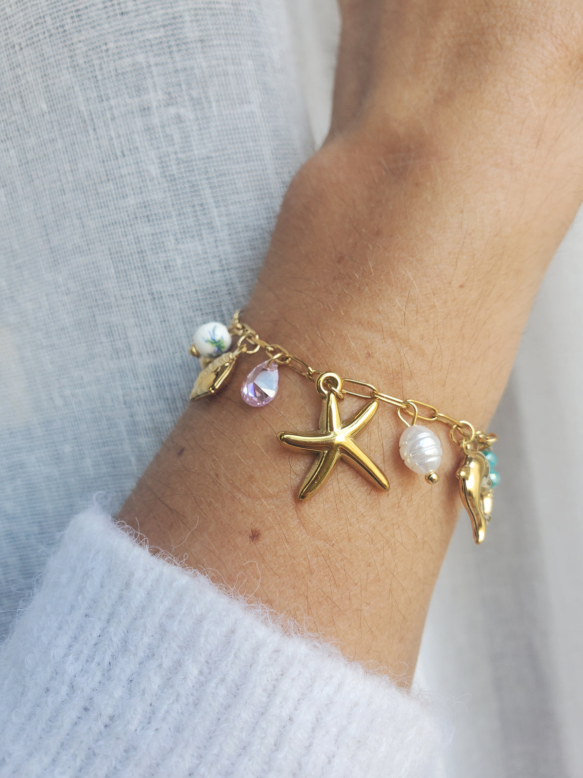 Bracelet étoile de mer, dauphin et perles colorées - doré