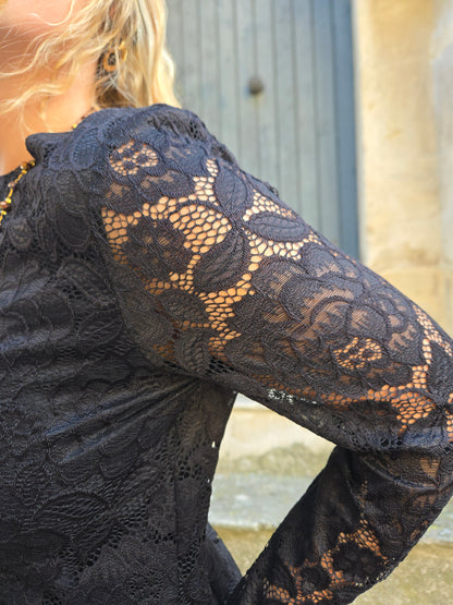 Robe longue noire en dentelle