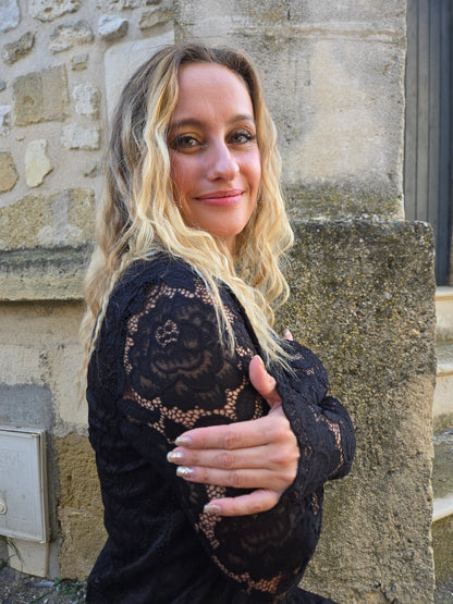 Robe longue noire en dentelle