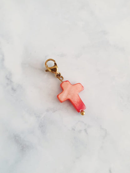Charm croix rouge/rose