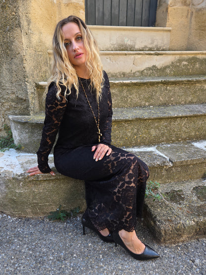 Robe longue noire en dentelle