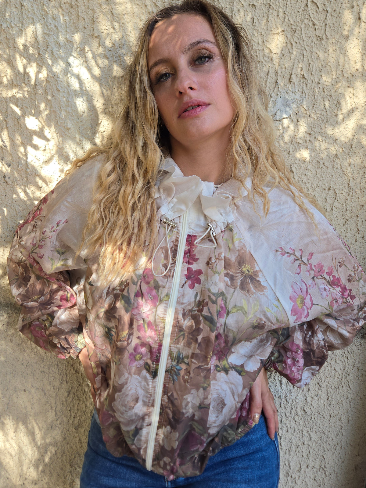 Blouson fleuri écru à col volanté