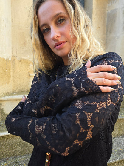Robe longue noire en dentelle