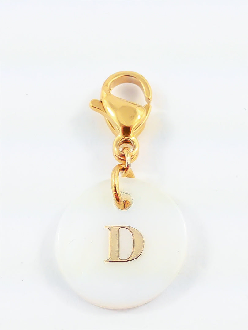 Charms lettres initiales en nacre (médaillon plat) - doré