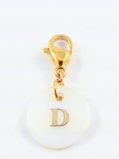 Charms lettres initiales en nacre (médaillon plat) - doré
