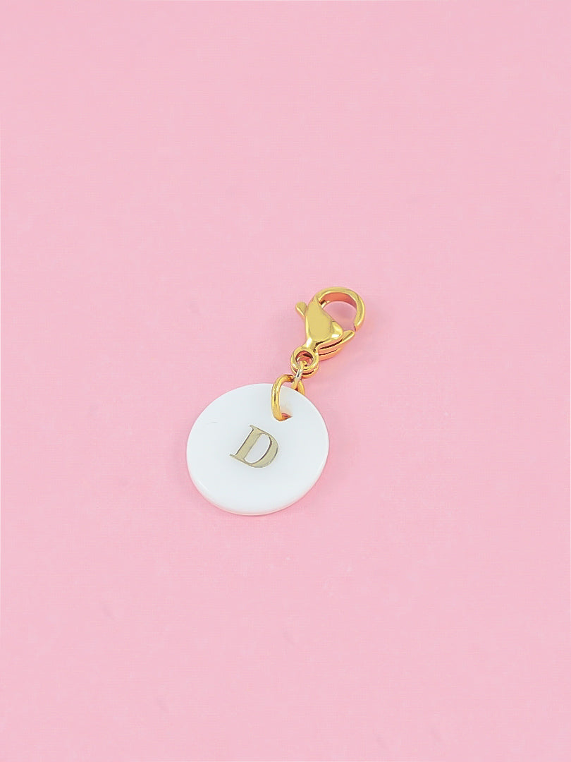 Charms lettres initiales en nacre (médaillon plat) - doré