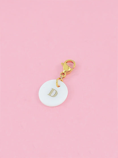 Charms lettres initiales en nacre (médaillon plat) - doré