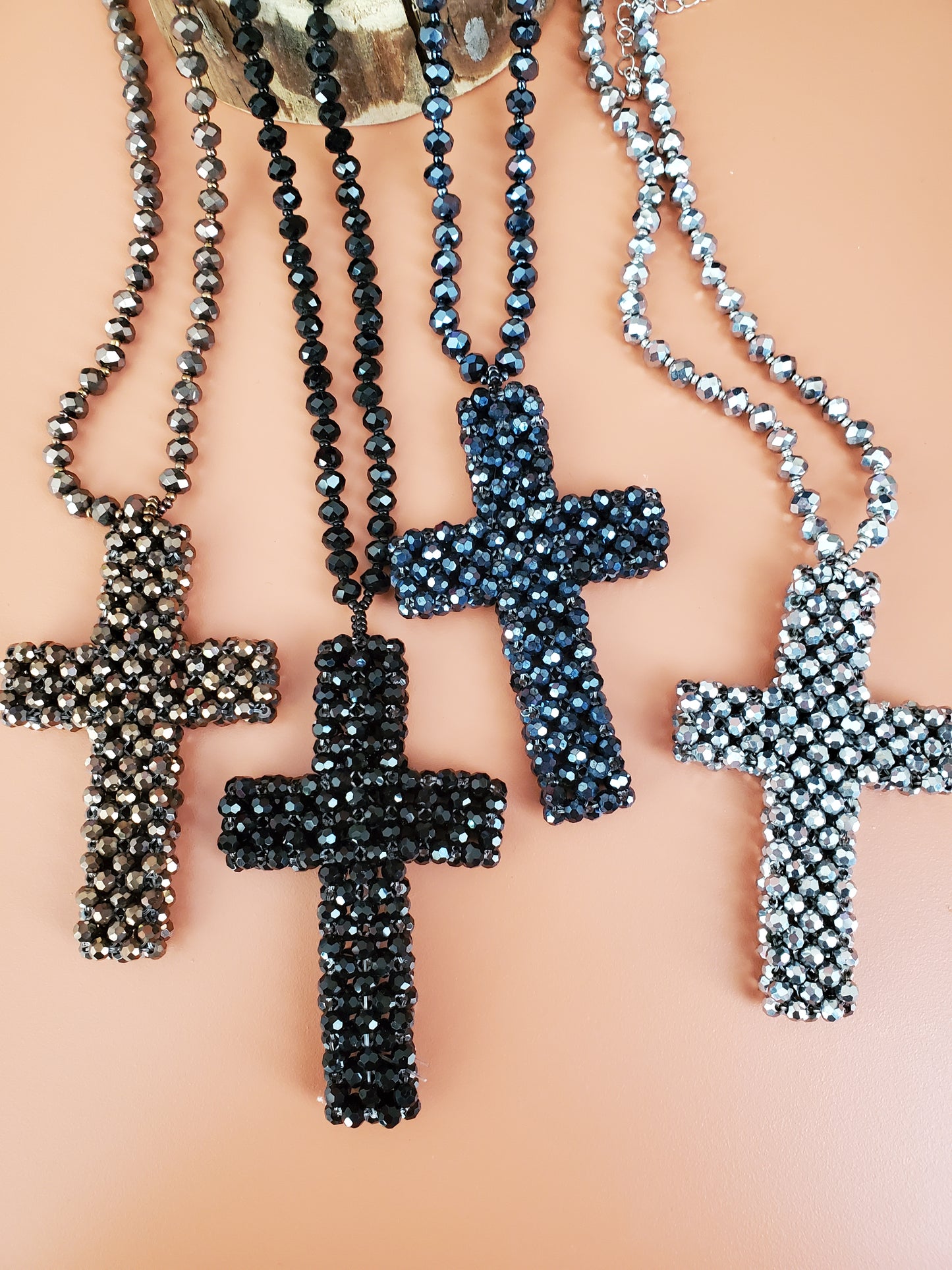 Long sautoir en perles de verre à facettes croix