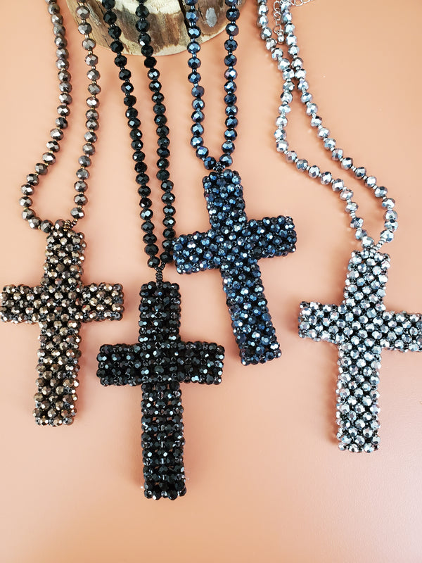 Long sautoir en perles de verre à facettes croix