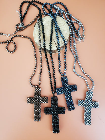 Long sautoir en perles de verre à facettes croix