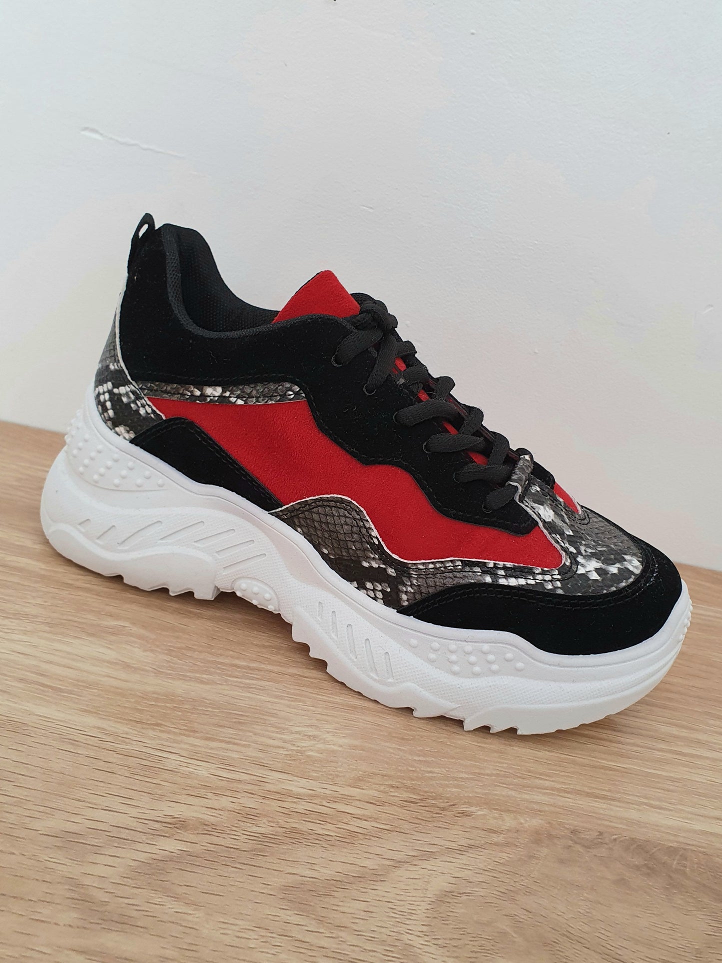 Baskets sneakers rouge & noir motif serpent