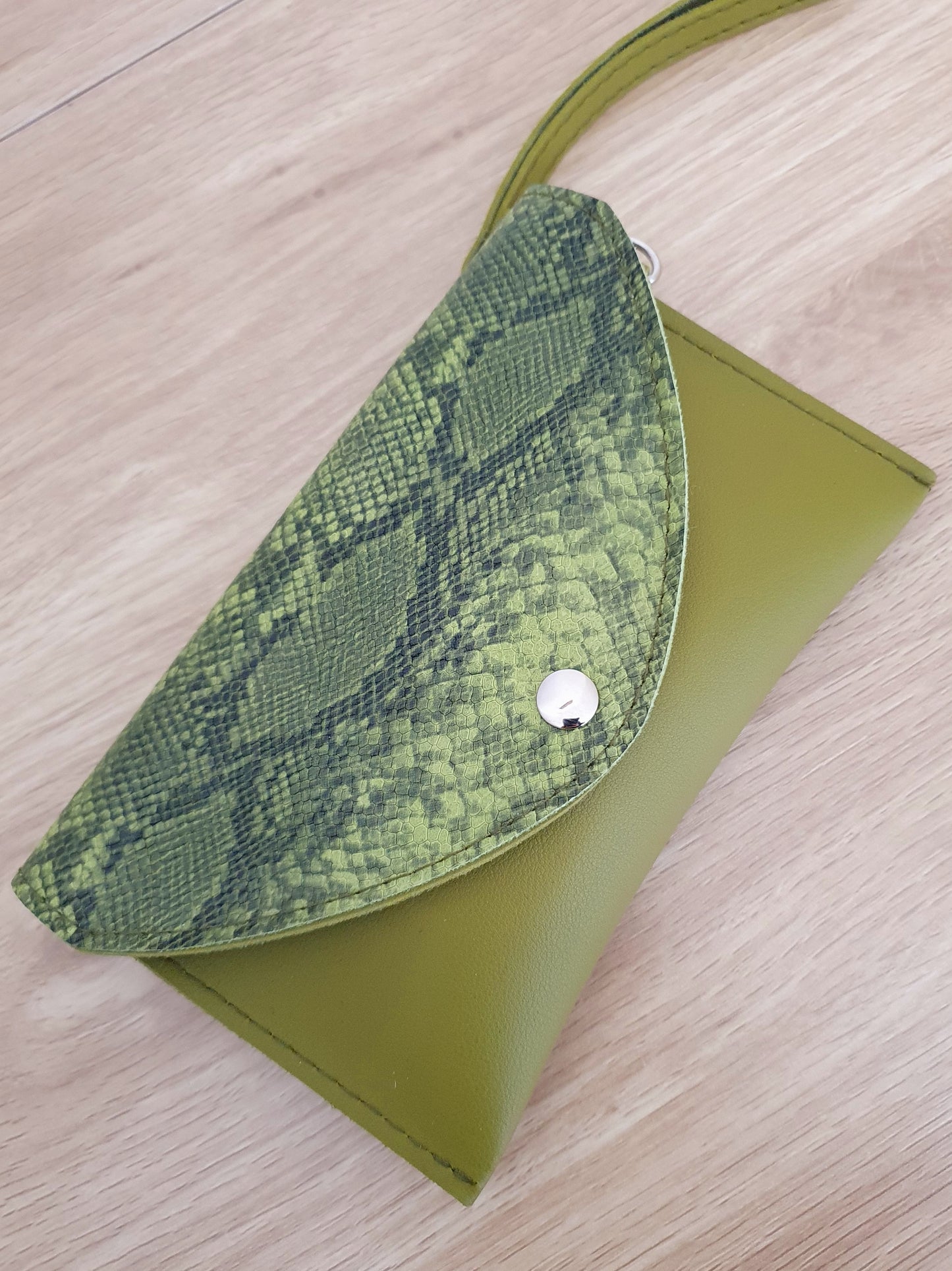 Pochette imprimé serpent verte