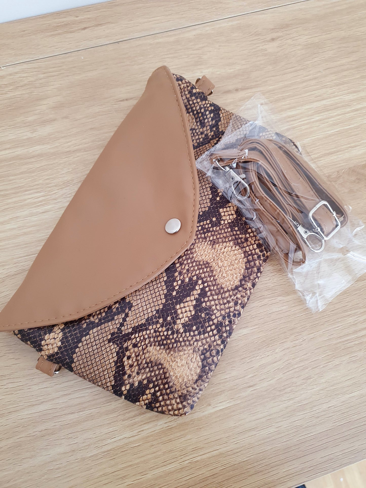 Pochette imprimé serpent marron