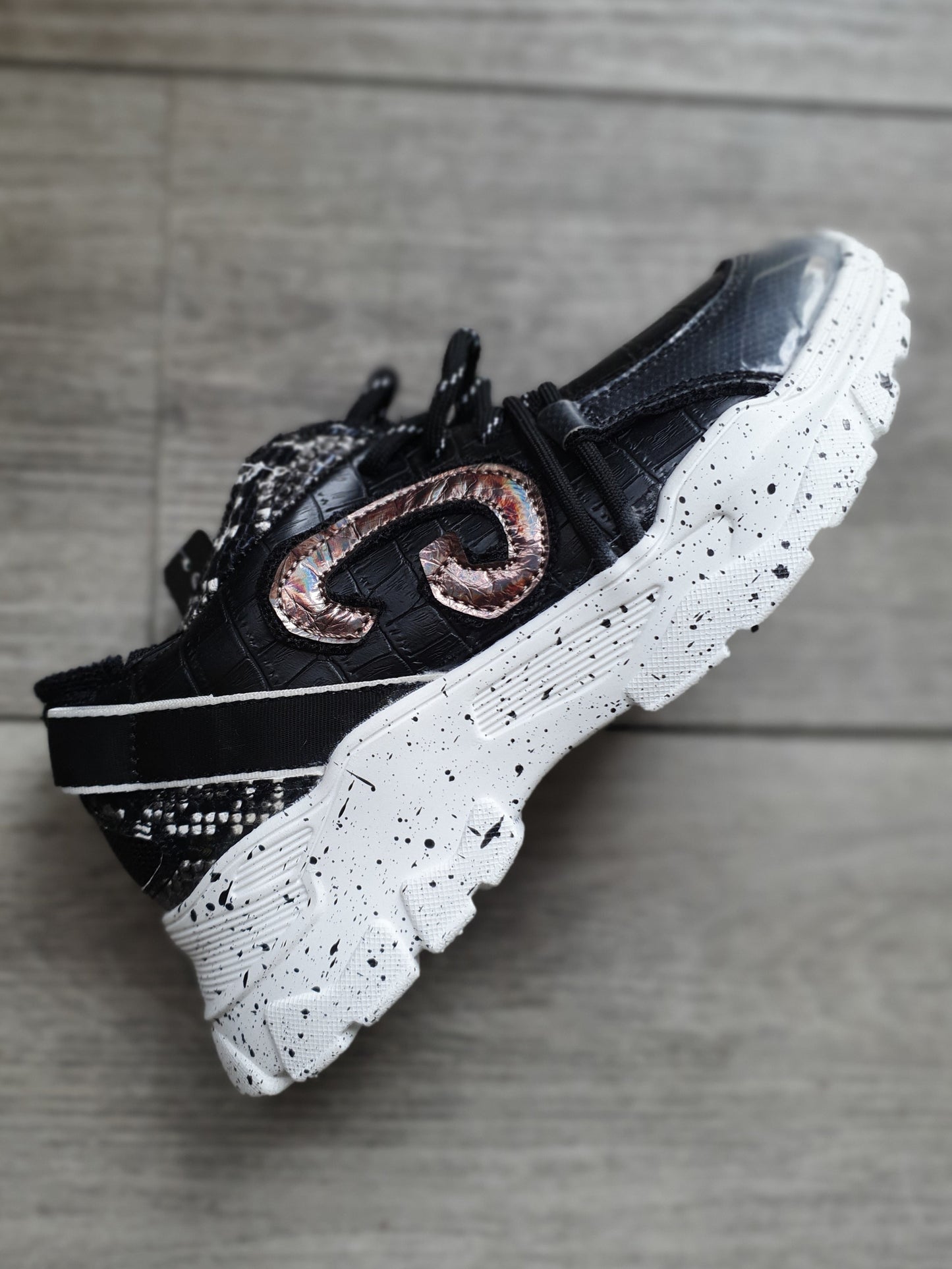 Baskets noires semelles blanches imprimé croco / serpent
