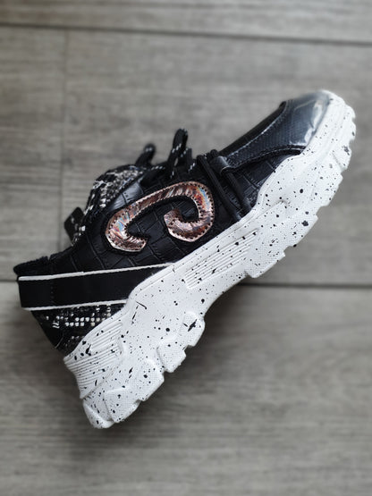 Baskets noires semelles blanches imprimé croco / serpent
