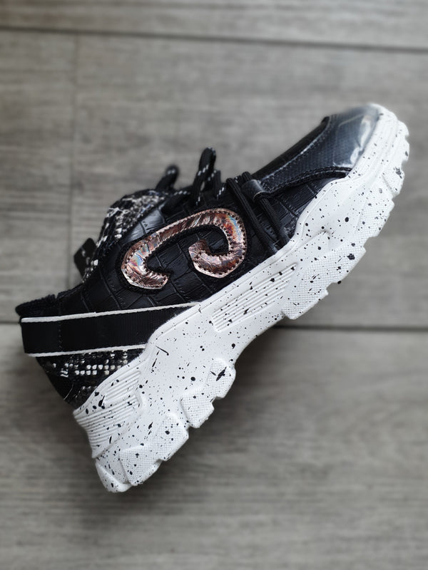 Baskets noires semelles blanches imprimé croco / serpent