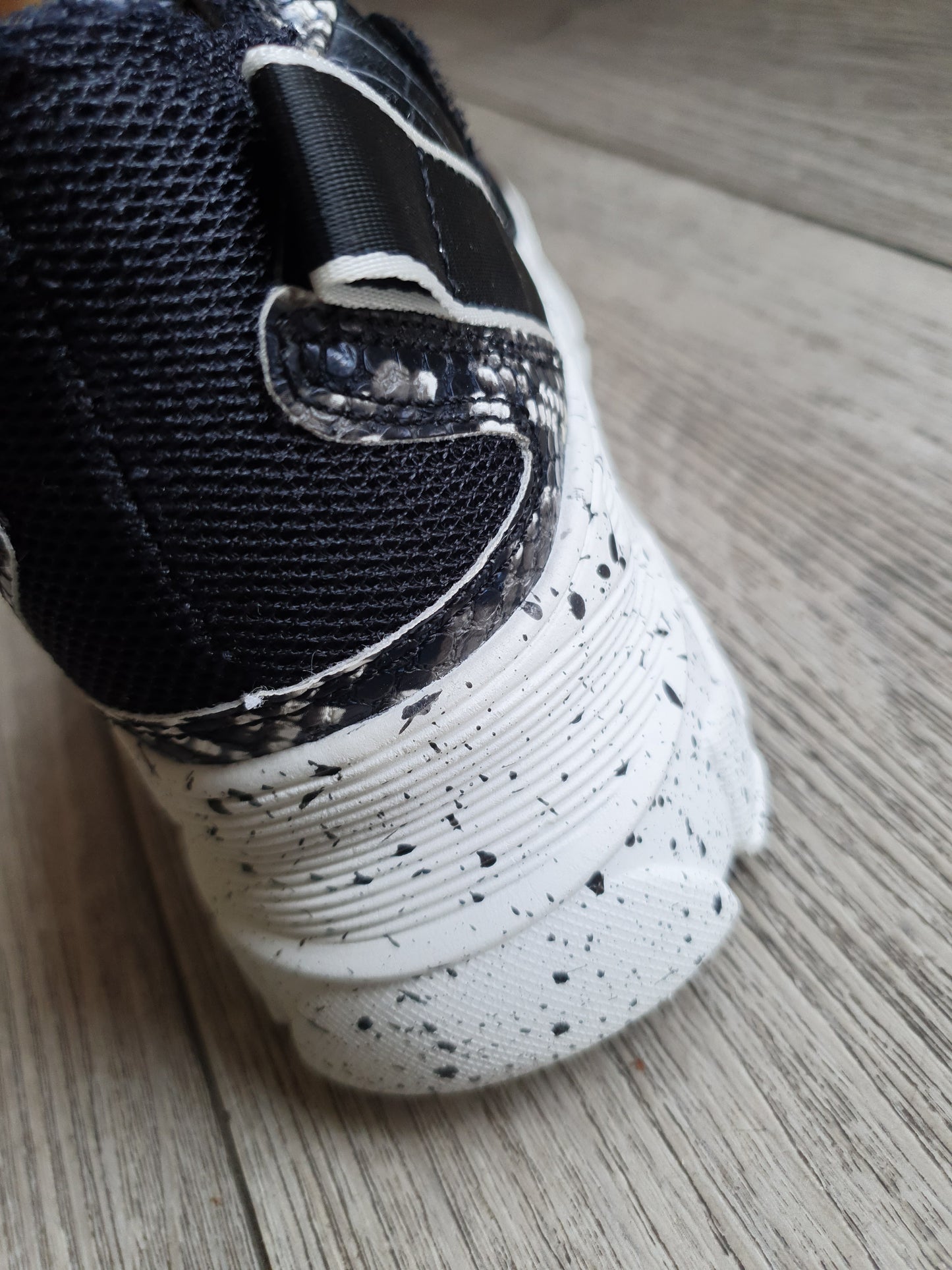Baskets noires semelles blanches imprimé croco / serpent
