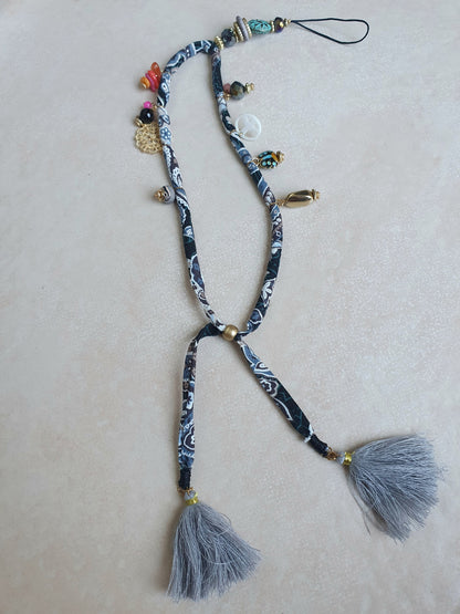 Bijou de téléphone pompons & breloques