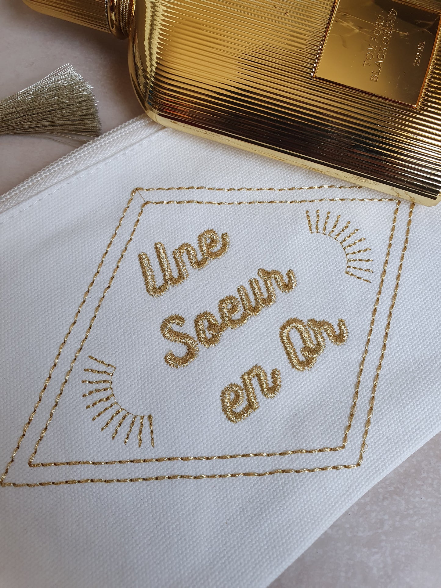 Pochette brodée avec Pompon "Une soeur en or"