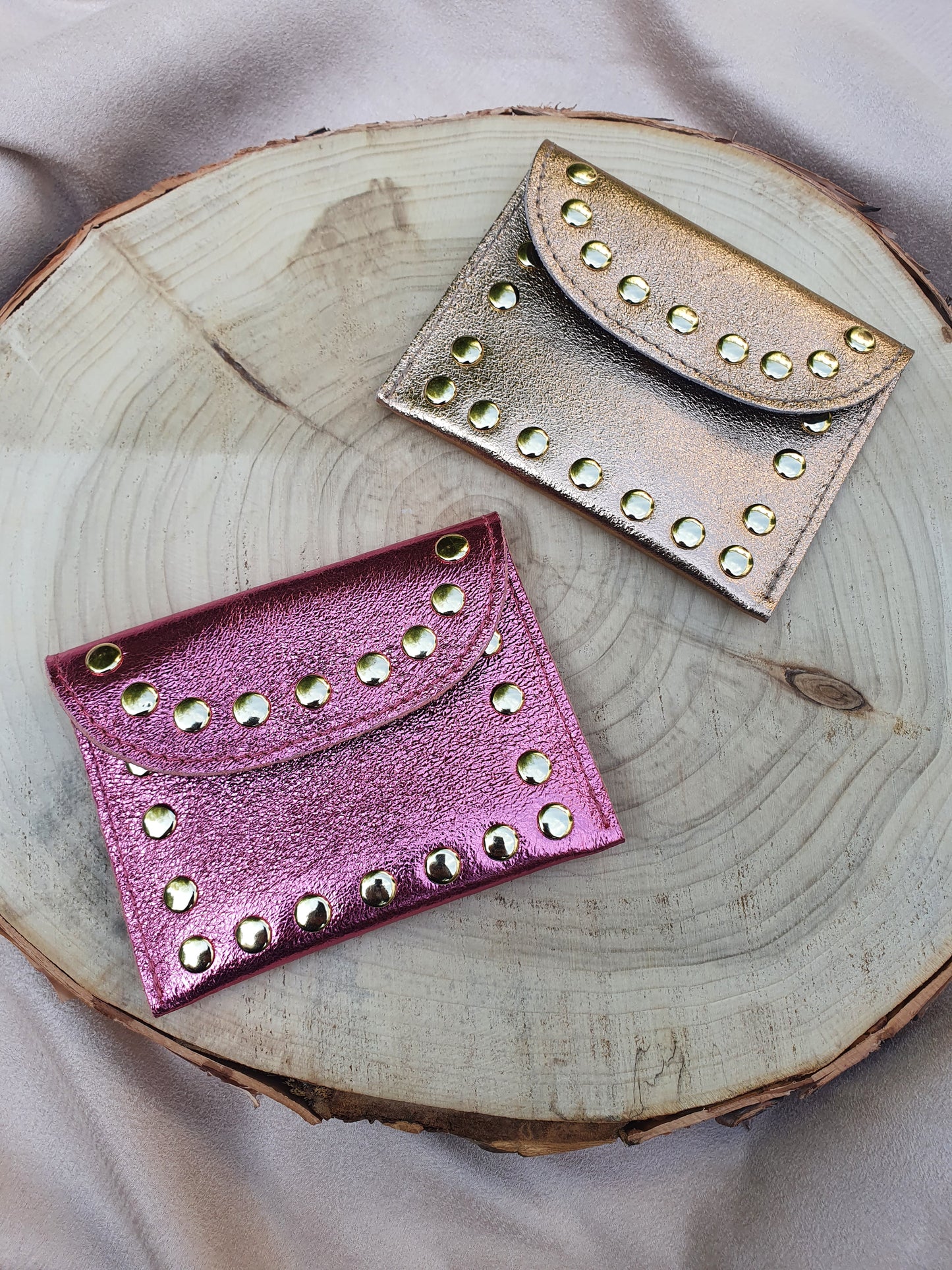 Porte-cartes/monnaie cuir rose métallisé clouté