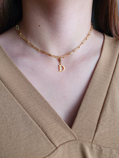 Collier initiale maillons striés - doré