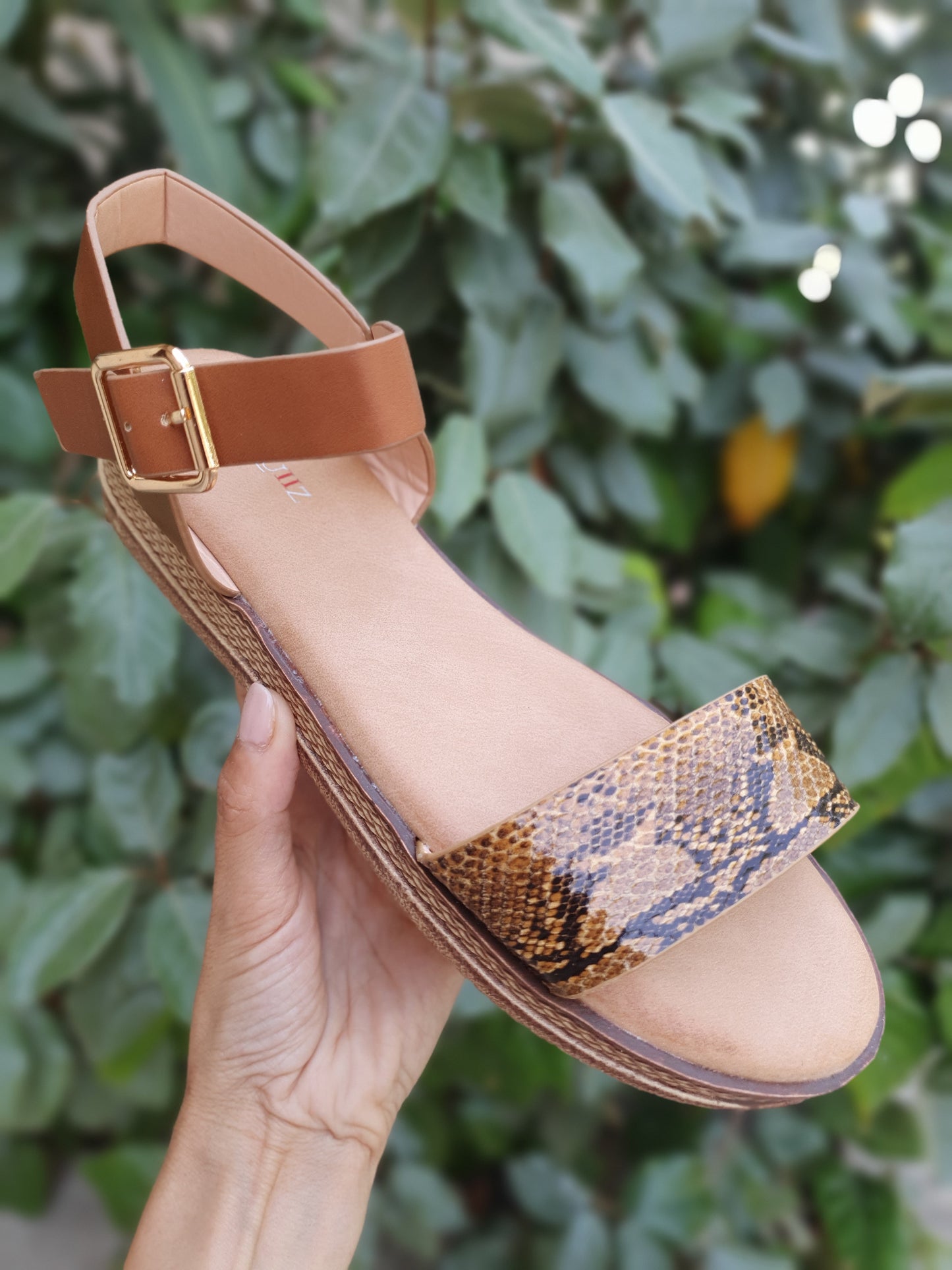 Sandales marrons à bride à imprimé serpent