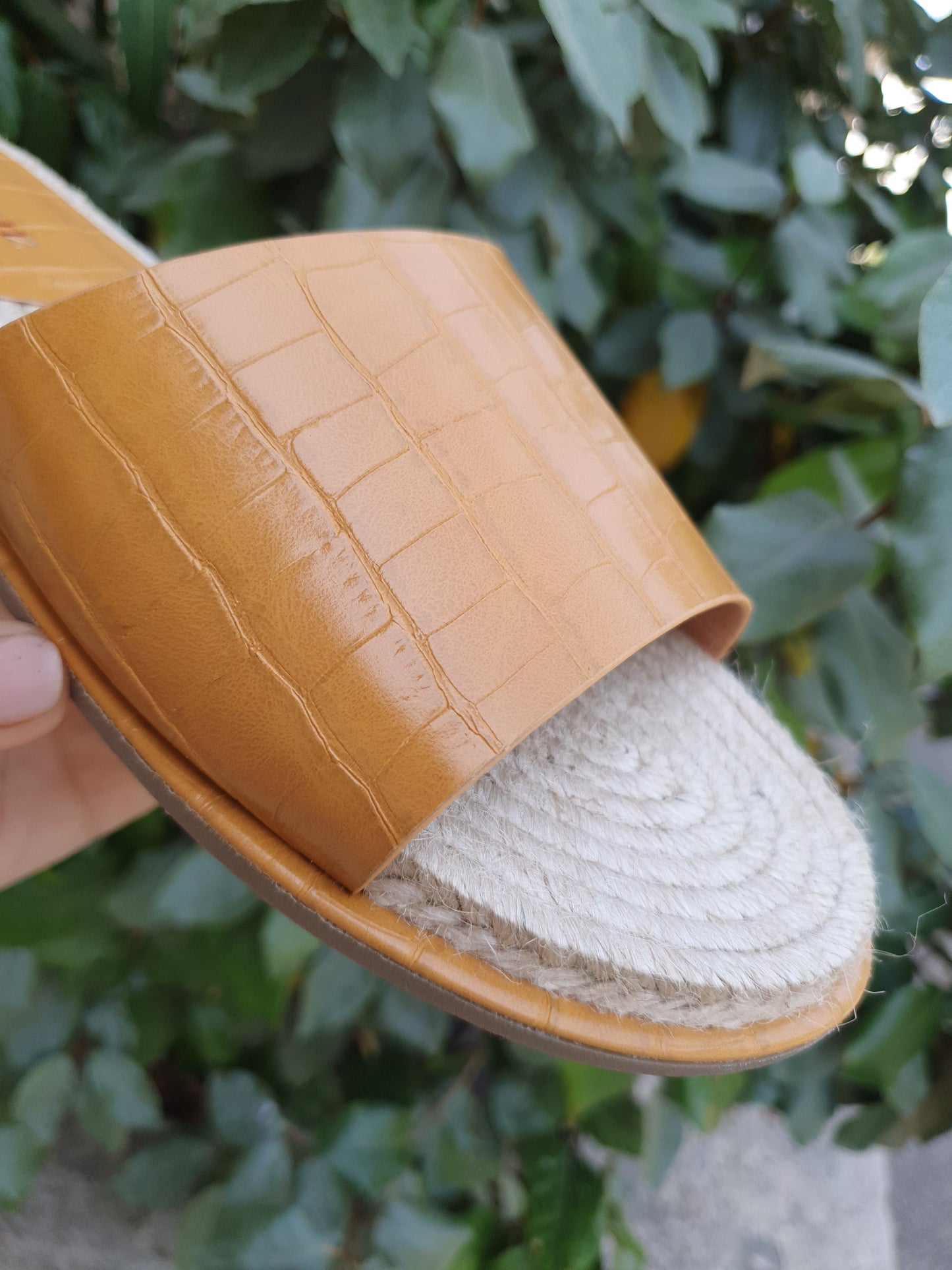 Mules jute et similicuir moutarde