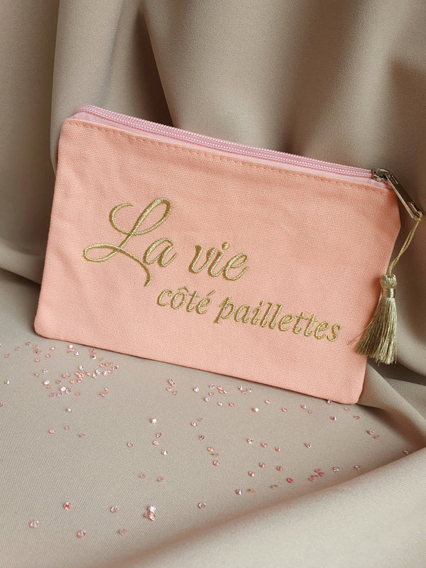 Pochette brodée "La vie côté paillettes" à pompon - rose