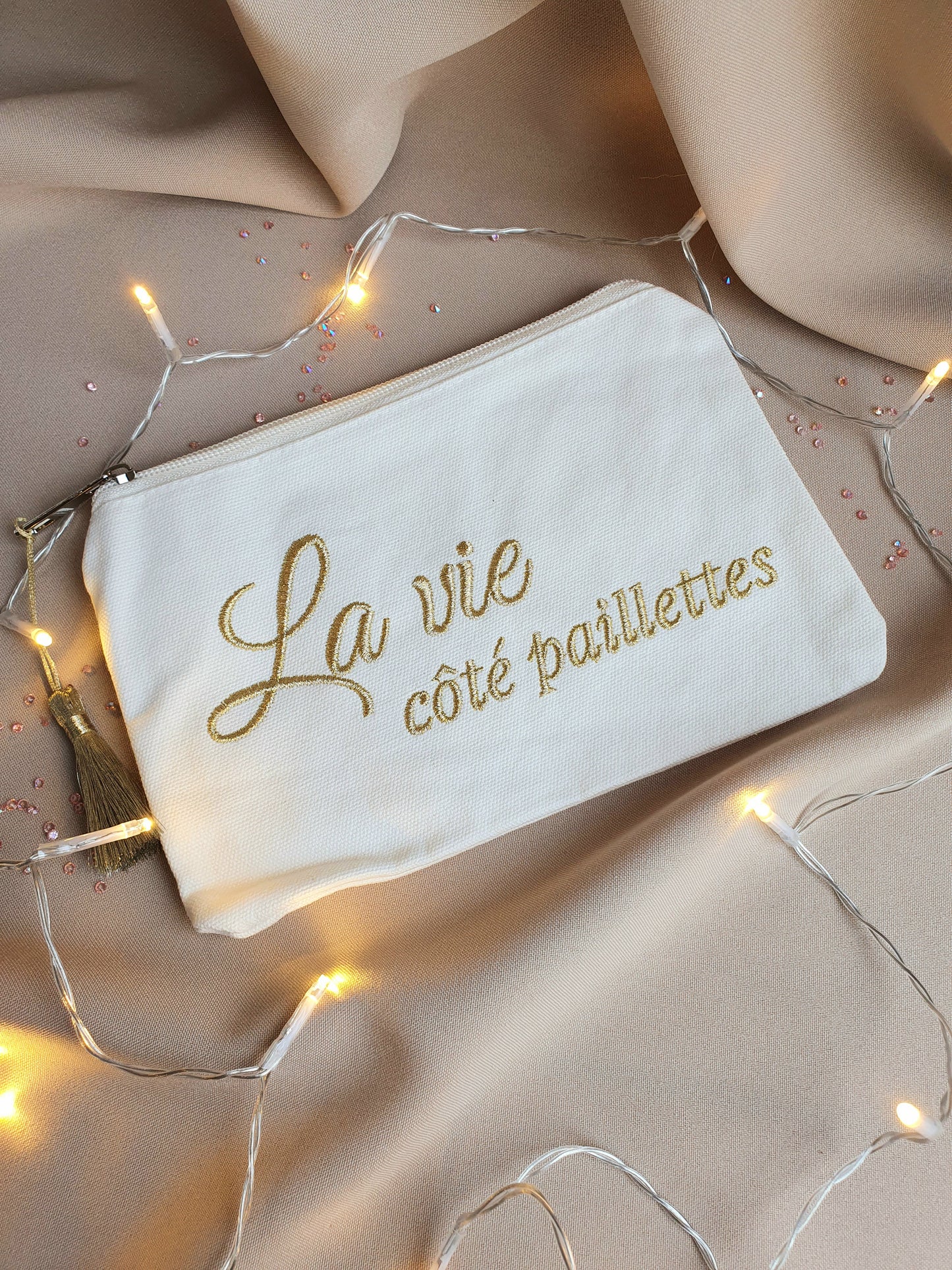 Pochette brodée "La vie côté paillettes" à pompon - écru