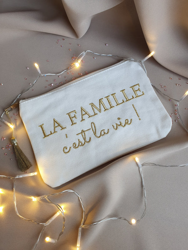 Pochette brodée "La famille c'est la vie" à pompon - écru