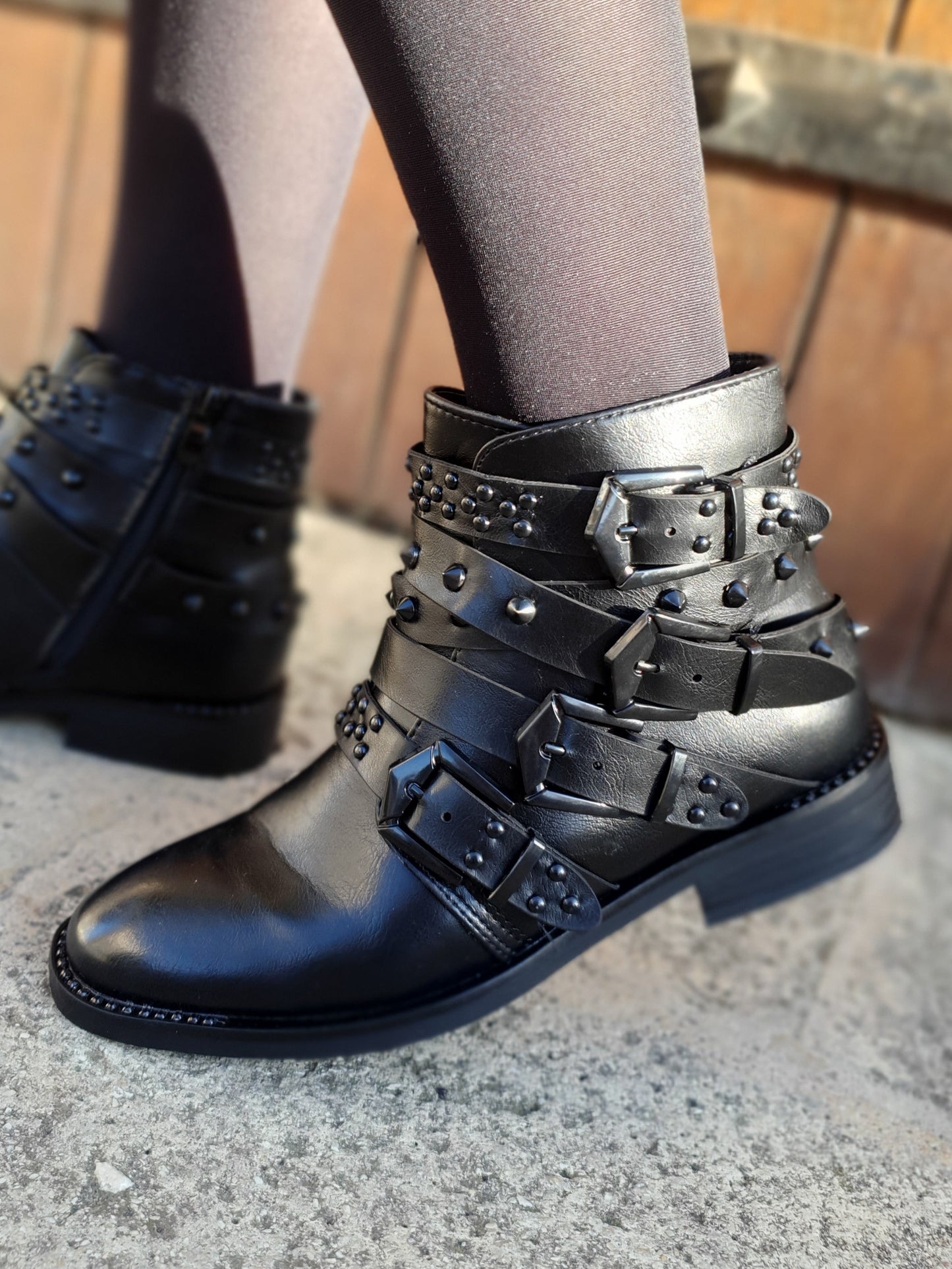 Bottines basses multi brides cloutées