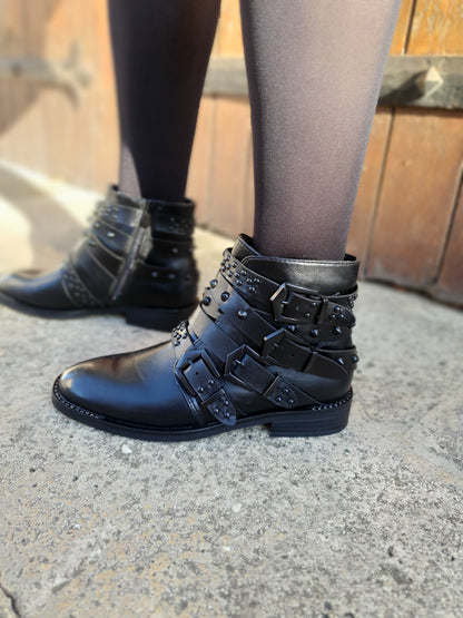 Bottines basses multi brides cloutées