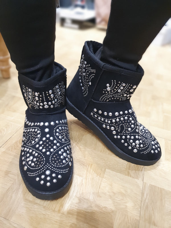 Boots fourrées cloutées noires