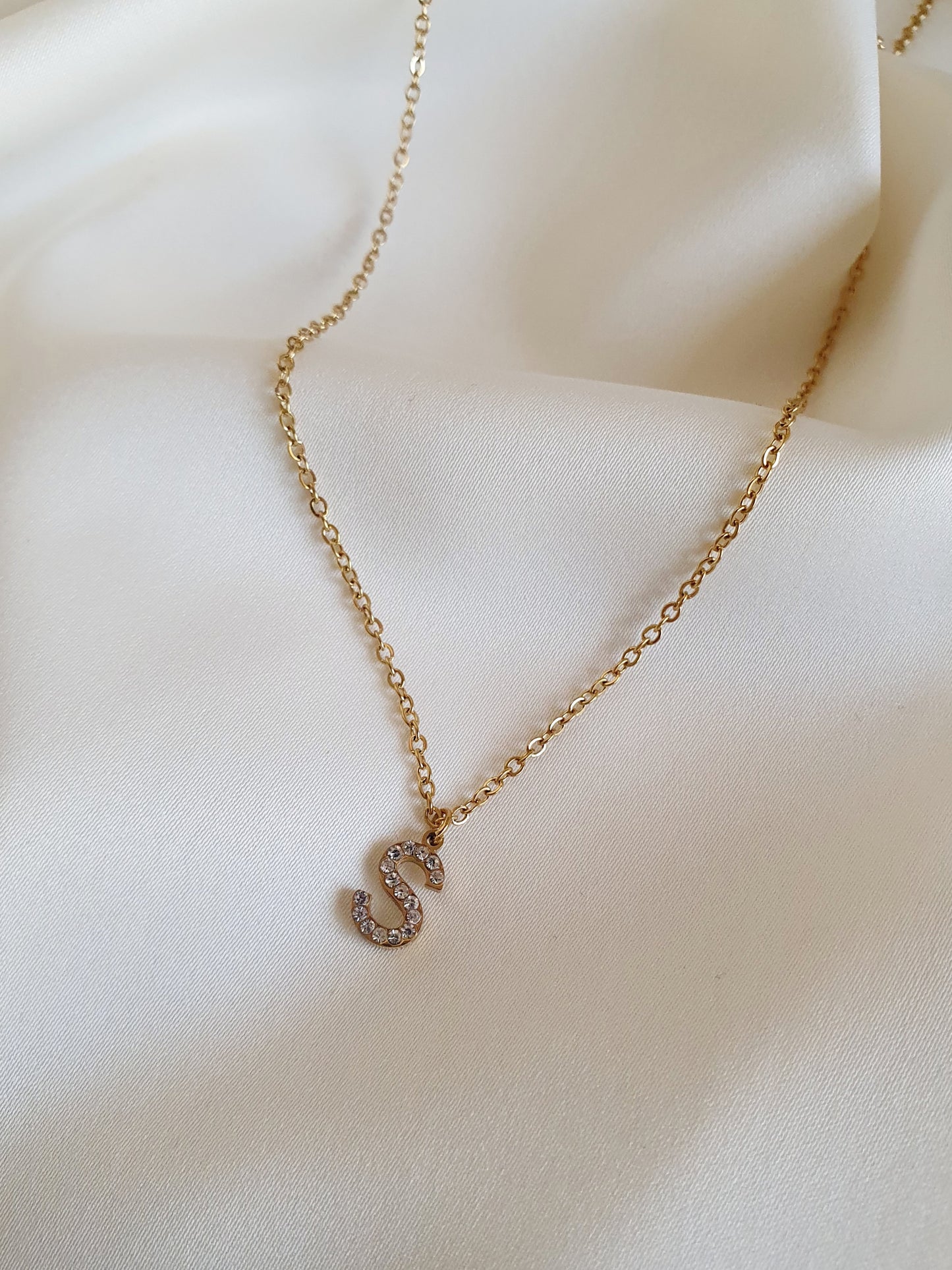 Collier initiale en strass - doré